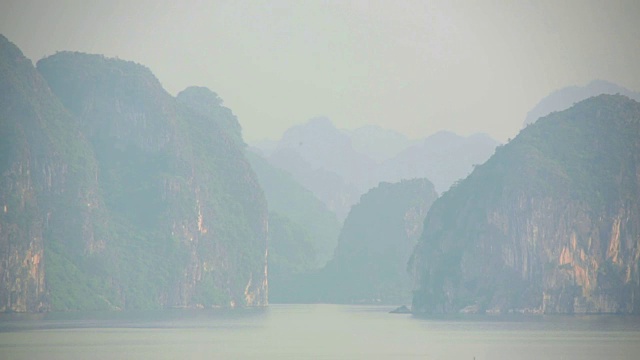 越南下龙湾石灰岩山地岛屿视频素材