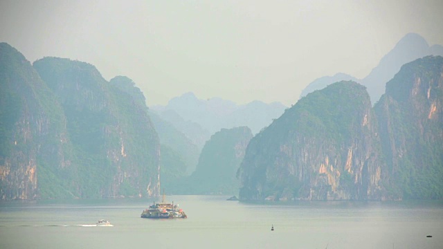 越南下龙湾石灰岩山地岛屿视频素材