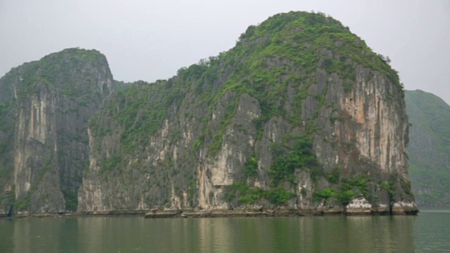 越南下龙湾石灰岩山地岛屿视频素材