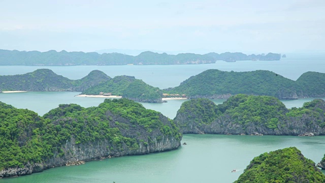 越南下龙湾石灰岩山地岛屿视频素材