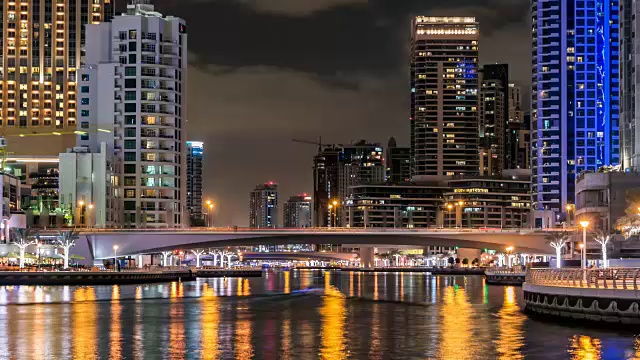 迪拜码头塔和运河的夜景视频素材