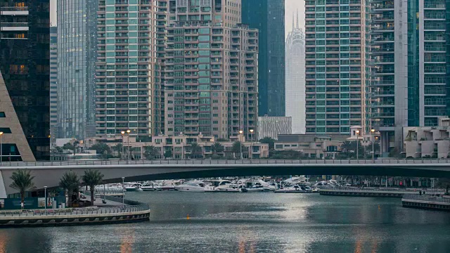 迪拜码头塔和运河，从夜晚到白天的时光流逝视频素材