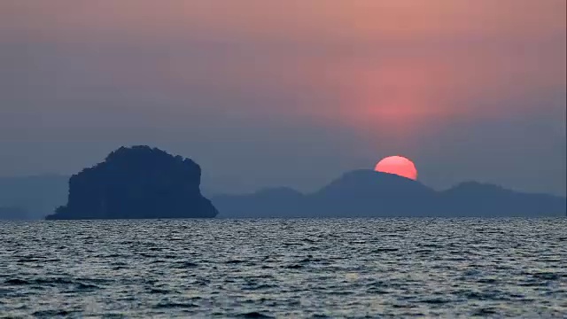 美丽的日落在海上与山脉。Ao Nang,甲米。视频素材