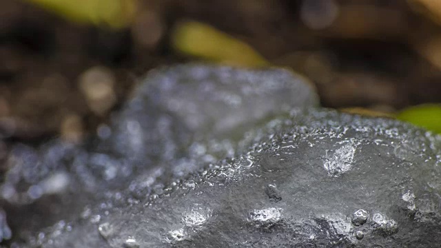 融化的雪/融化的冰/泉水/春天的时间视频素材