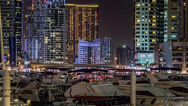 迪拜码头塔和运河的夜景视频素材