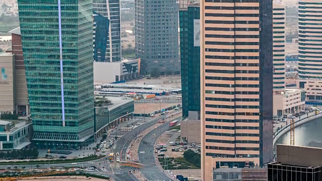 俯瞰迪拜市中心的道路，伴随着白天的交通和商业海湾的摩天大楼视频素材