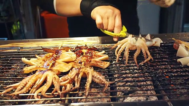 视频火焰烤木炭鱿鱼，台湾夜市街头小吃。视频素材