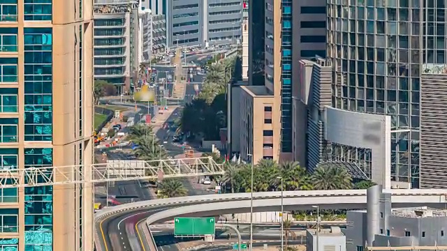 阿联酋迪拜的公路交叉口鸟瞰图，在白天与交通时间的推移视频素材