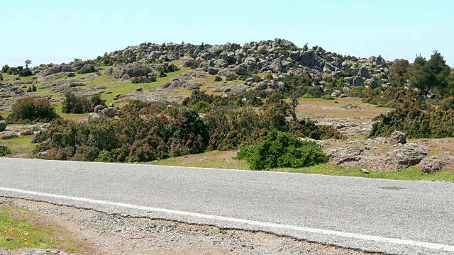 空旷的道路，岩石形成的自然contryside, Assos, Canakkale，土耳其视频素材