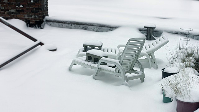 雪地里的躺椅视频素材