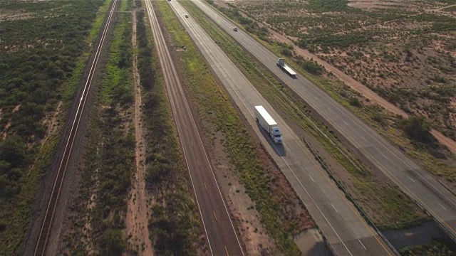 汽车和半卡车在繁忙的公路上行驶视频素材