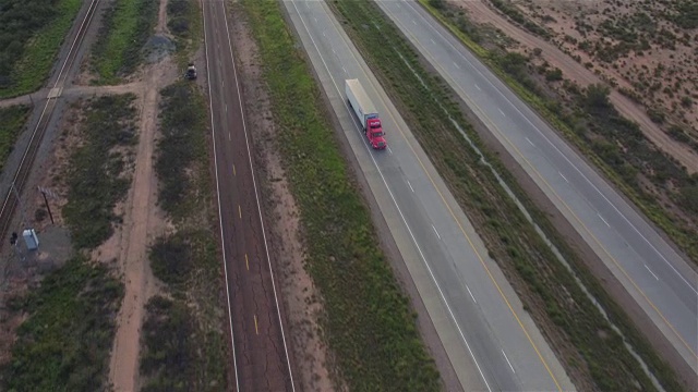 汽车和半卡车在繁忙的公路上行驶视频素材