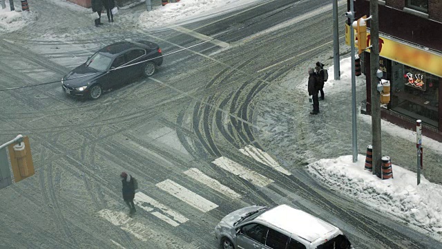 雪地里的行人转角处视频素材