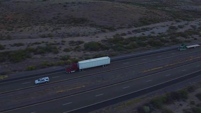 天线:货车和汽车在全国繁忙的公路上行驶视频素材