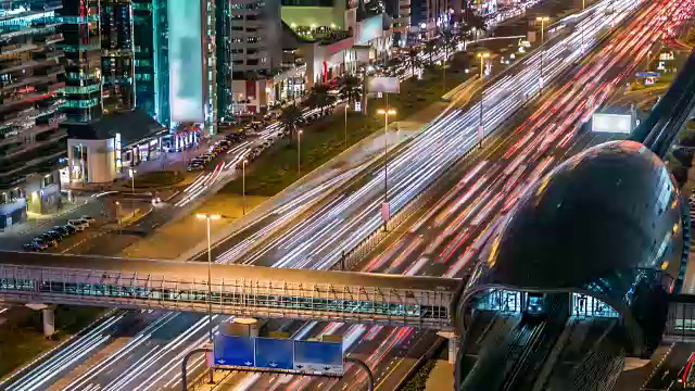 阿联酋迪拜的地铁站与高速公路上的交通时间流逝视频素材