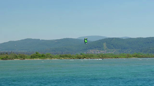 Akyaka，土耳其，风筝冲浪者风筝冲浪在海上视频素材