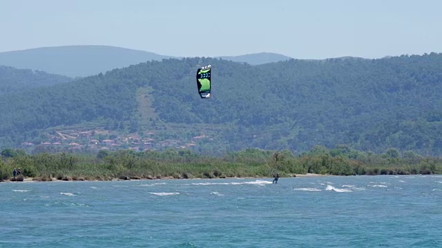 Akyaka，土耳其，风筝冲浪者风筝冲浪在海上视频素材