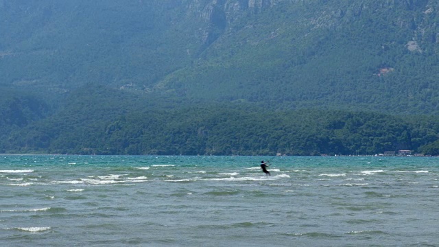 Akyaka，土耳其，风筝冲浪者风筝冲浪在海上视频素材