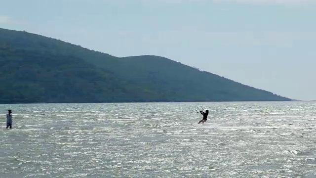 Akyaka，土耳其，风筝冲浪者风筝冲浪在海上视频素材