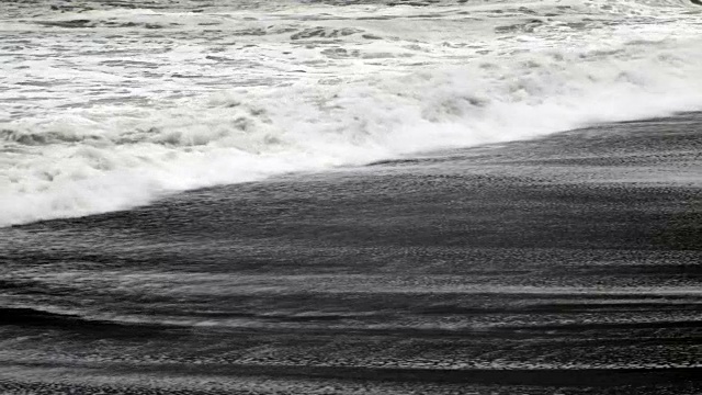 沙滩上的慢镜头海浪视频素材