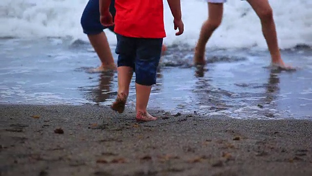 孩子们的腿在冲浪视频素材