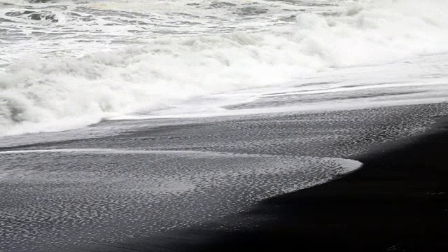 沙滩上的慢镜头海浪视频素材