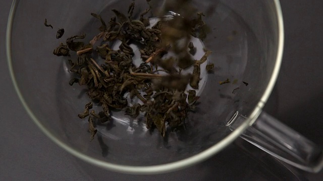 散茶倒入玻璃杯中视频素材