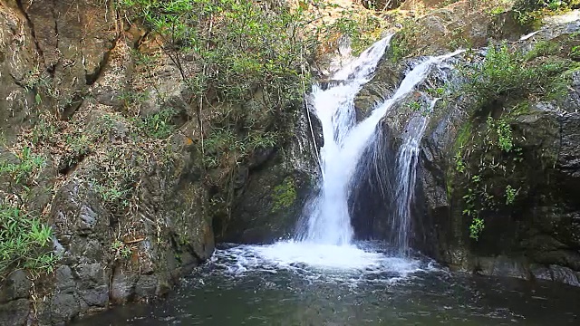 泰国国家公园的托尔·蒂普瀑布视频下载