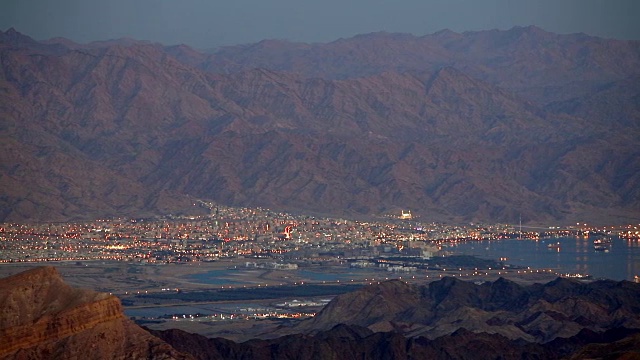 从埃拉特山脉到亚喀巴湾的夜景，以色列。平移镜头视频素材