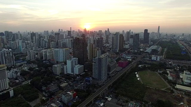 鸟瞰图曼谷摩天大楼与日落的天空视频下载