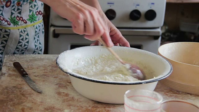 在家庭厨房烹饪面团食品视频素材