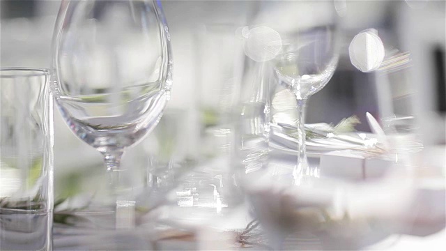 空酒杯的葡萄酒和水设置在一个餐厅的节日餐桌上-焦点转移的玻璃器皿。表装饰视频素材