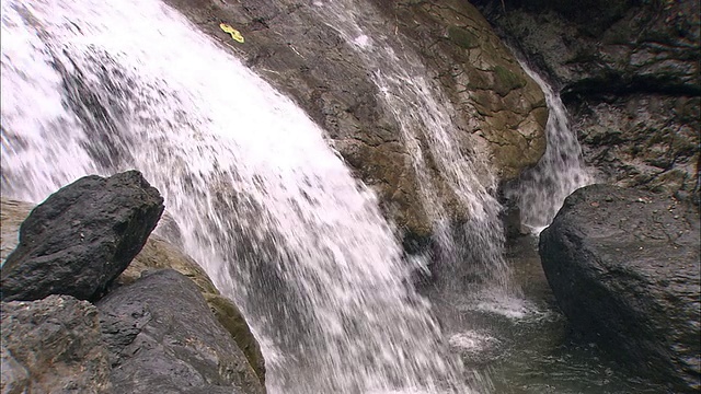 马来西亚婆罗洲基纳巴卢山瀑布视频素材