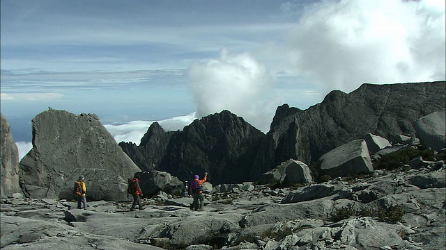 马来西亚驴耳峰的登山者视频素材