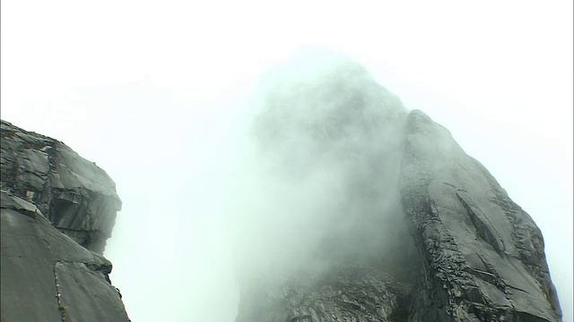 马来西亚基纳巴卢山岩石表面的云视频素材