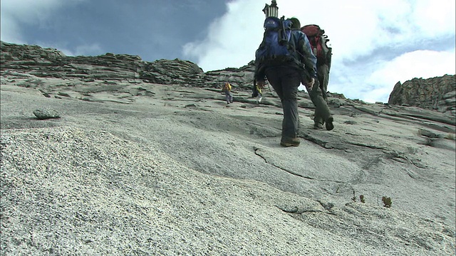 马来西亚基纳巴卢山登山者的脚视频素材