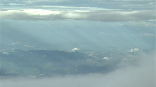 从马来西亚基纳巴卢山的山顶俯瞰哥打基纳巴卢山视频素材