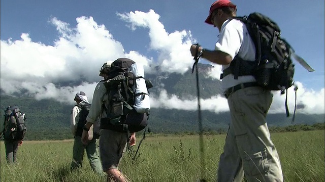 在圭亚那高地，人们与奥扬特皮徒步旅行视频素材