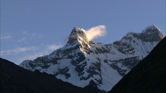 秘鲁安第斯山脉在夕阳中变成了红色视频素材