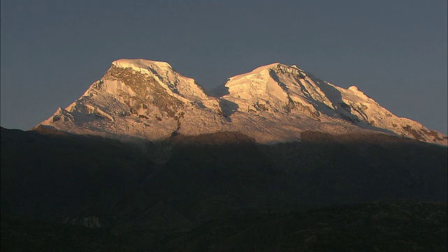 秘鲁安第斯Huascarán夜景。视频素材