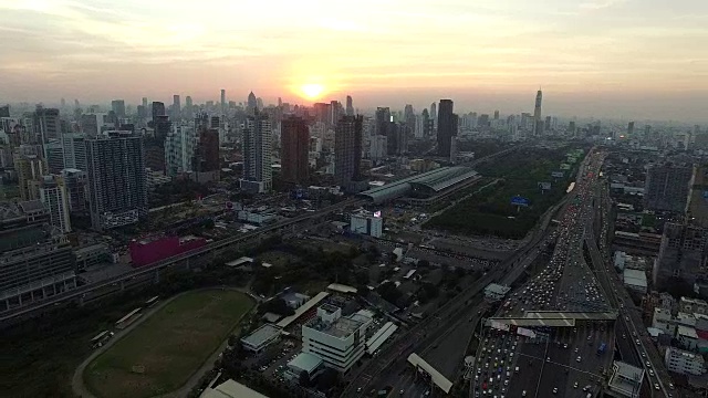 鸟瞰图曼谷摩天大楼和高速公路在泰国首都曼谷的心脏视频下载