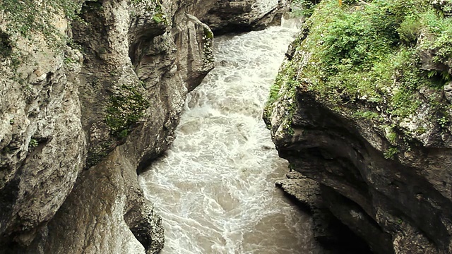 那山在岩石间流淌视频素材