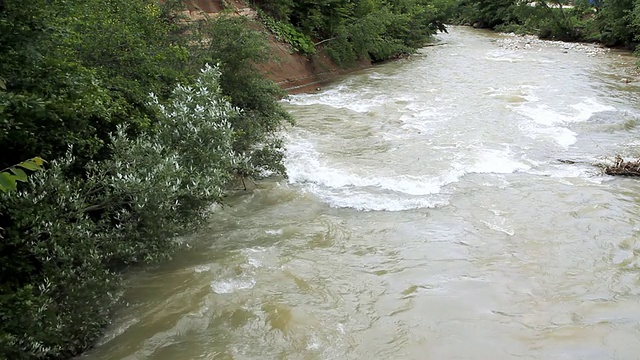 那山在岩石间流淌视频素材