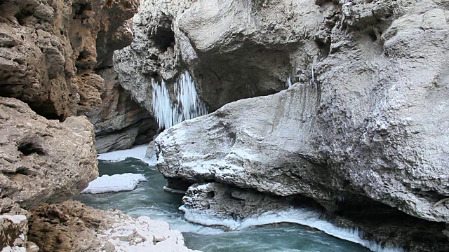 河流与绿色的水在一个石头峡谷在冬天视频素材