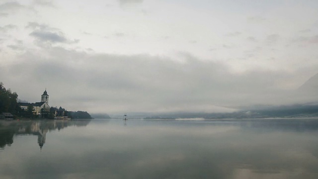 云和雾在湖面上移动视频素材