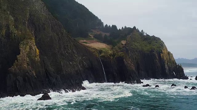 鸟瞰图与戏剧性的光在太平洋西北部的海悬崖视频素材