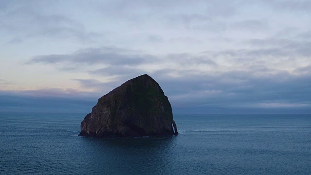 鸟瞰图显示岩石海悬崖海岸线与惊人的日出光在太平洋西北视频下载