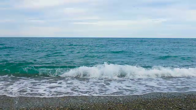 海滩上浪花翻腾，特写视频素材