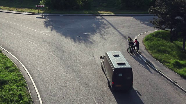 十字路口的道路。从以上观点。汽车和自行车的移动。视频下载