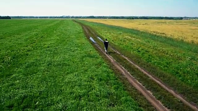 航拍:跑步运动员。男性跑步者在户外慢跑。体育运动视频素材